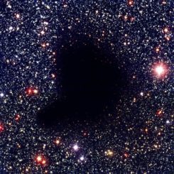 Kompositbild der Dunkelwolke Barndard 68, basierend auf sichtbaren und nahinfraroten Wellenlängen. (Credits: ESO; VLT / ANTU and FORS1)