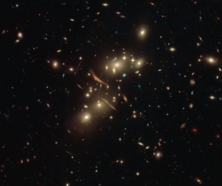 Hubble-Aufnahme des Galaxienhaufens Abell 2813 und der von ihm verursachten Gravitationslinseneffekte. (Credit: ESA / Hubble & NASA, D. Coe) Hubble-Aufnahme des Galaxienhaufens Abell 2813 und der von ihm verursachten Gravitationslinseneffekte. (Credit: ESA / Hubble & NASA, D. Coe)