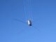 Der CubeSat Juventas beim Antennentest an einer Drohne hängend. (Credits: ESA)