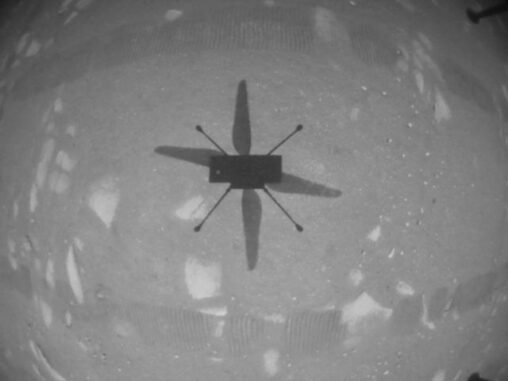 Der Schatten des Mars-Helikopters Ingenuity, aufgenommen aus einer Höhe von etwa drei Metern während des ersten Fluges. (Credits: NASA / JPL-Caltech) Der Schatten des Mars-Helikopters Ingenuity, aufgenommen aus einer Höhe von etwa drei Metern während des ersten Fluges. (Credits: NASA / JPL-Caltech)