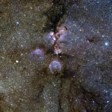 Infrarotbild des Katzenpfotennebels NGC 6334, einer riesigen, sternbildenden Molekülwolke. (Credits: ESO / J. Emerson / VISTA)