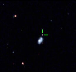 Ein optisches Bild der superleuchtkräftigen Supernova ASASSN-18am in den Randgebieten ihrer Heimatgalaxie (grün). Das Bild wurde 131 Tage nach der Explosion aufgenommen. (Credits: Bose et al, 2021)