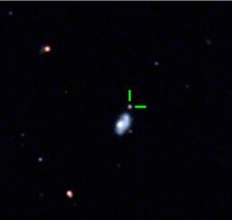 Ein optisches Bild der superleuchtkräftigen Supernova ASASSN-18am in den Randgebieten ihrer Heimatgalaxie (grün). Das Bild wurde 131 Tage nach der Explosion aufgenommen. (Credits: Bose et al, 2021)