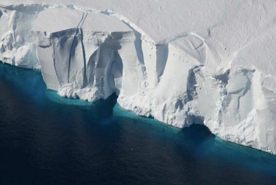 Die Vorderseite des Getz-Eisschelfs in Antarktika. (Credit: Jeremy Harbeck, NASA Icebridge)