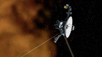 Künstlerische Darstellung der Raumsonde Voyager 1 im interstellaren Weltraum. (Credits: NASA / JPL)