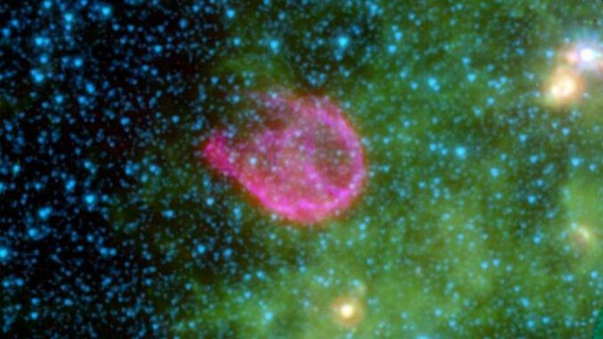 Der Supernova-Überrest N132D, basierend auf Daten der Weltraumteleskope Spitzer und Chandra. (Credits: NASA / JPL-Caltech / Harvard-Smithsonian CfA) Der Supernova-Überrest N132D, basierend auf Daten der Weltraumteleskope Spitzer und Chandra. (Credits: NASA / JPL-Caltech / Harvard-Smithsonian CfA)
