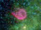 Der Supernova-Überrest N132D, basierend auf Daten der Weltraumteleskope Spitzer und Chandra. (Credits: NASA / JPL-Caltech / Harvard-Smithsonian CfA)
