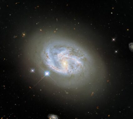 Hubble-Aufnahme der Galaxie NGC 4680. (Credits: ESA / Hubble & NASA, A. Riess et al.) Hubble-Aufnahme der Galaxie NGC 4680. (Credits: ESA / Hubble & NASA, A. Riess et al.)