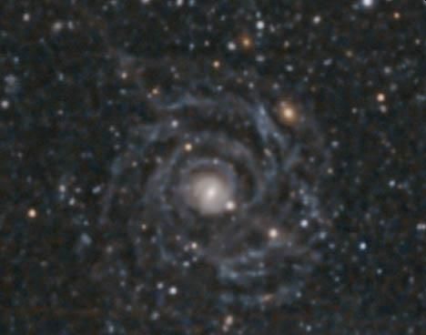 Malin 1 ist eine Riesengalaxie mit geringer Flächenhelligkeit, hier aufgenommen vom Magellan/Clay-Teleskop. (Credits: Gaspar Galaz et al 2015 ApJ 815 L29) Malin 1 ist eine Riesengalaxie mit geringer Flächenhelligkeit, hier aufgenommen vom Magellan/Clay-Teleskop. (Credits: Gaspar Galaz et al 2015 ApJ 815 L29)