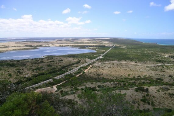 Blick über den östlichen Teil von Kangaroo Island. (Credits: Wikipedia / User: Roo72 / <a href='https://creativecommons.org/licenses/by-sa/2.0/de/deed.de' target='_blank' rel="noopener">CC-BY-SA 2.0</a>) Blick über den östlichen Teil von Kangaroo Island. (Credits: Wikipedia / User: Roo72 / CC-BY-SA 2.0)