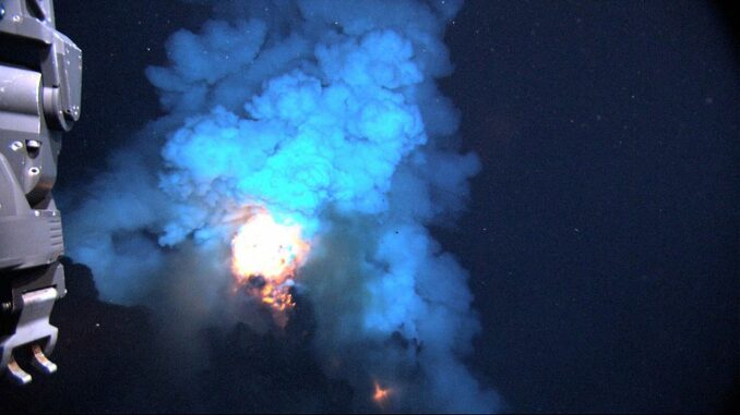 Eruption des Unterwasservulkans West Mata. (Credits: NOAA / National Science Foundation)