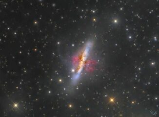 Eine optische Aufnahme der infrarothellen Galaxie M82. Die Winde erscheinen in rötlichen Farbtönen. (Credits: Alentejo Remote Observatory, Team ARO)