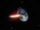 Dieses Bild zeigt die Galaxie Arp 148, basierend auf Daten der Weltraumteleskope Hubble und Spitzer. In dem weißen Kreis ist im Infrarotbereich eine Supernova zu sehen, die im sichtbaren Bereich von Staub verdeckt wird. (Credits: NASA / JPL-Caltech)