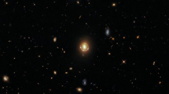Der Gravitationslinseneffekt am Beispiel des Quasars 2M1310-1714. (Credit: ESA / Hubble & NASA, T. Treu; Acknowledgment: J. Schmidt)