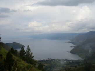 Blick auf den Tobasee, die jetzt mit Wasser gefüllte Caldera des Toba-Supervulkans in Indonesien. (Credits: Wikipedia / User: Mimihitam / CC BY SA 4.0)