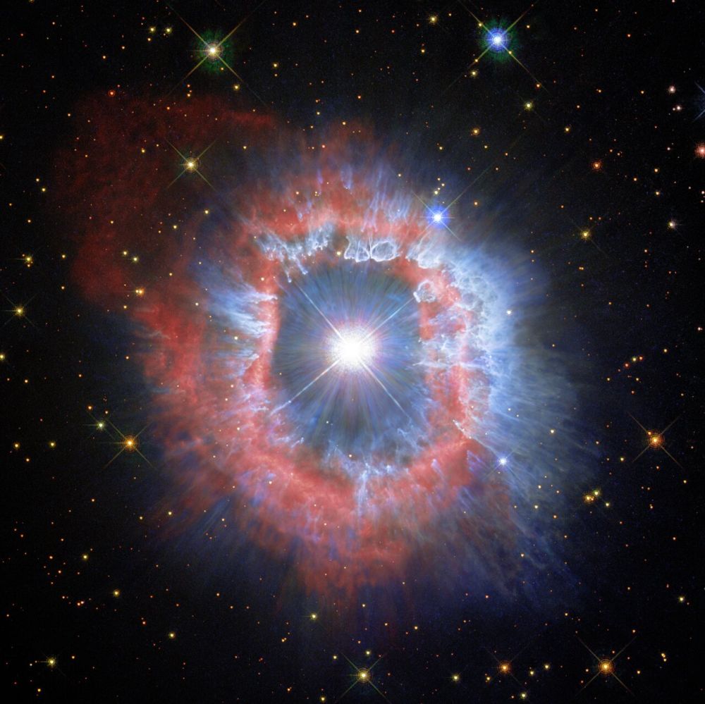 Blaue Farbtöne weisen auf Staub hin, der das Sternlicht reflektiert. (Credit: ESA / Hubble and NASA, A. Nota, C. Britt)