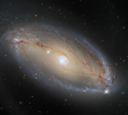 Hubble-Aufnahme der Seyfert-Galaxie NGC 5728. (Credit: ESA / Hubble, A. Riess et al., J. Greene)