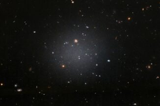 Die Zwerggalaxie NGC 1052-DF2, aufgenommen vom Weltraumteleskop Hubble. (Credits: NASA, ESA, and P. van Dokkum (Yale University))