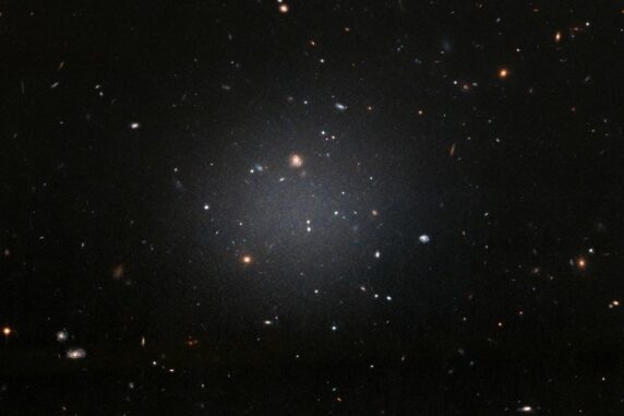 Die Zwerggalaxie NGC 1052-DF2, aufgenommen vom Weltraumteleskop Hubble. (Credits: NASA, ESA, and P. van Dokkum (Yale University)) Die Zwerggalaxie NGC 1052-DF2, aufgenommen vom Weltraumteleskop Hubble. (Credits: NASA, ESA, and P. van Dokkum (Yale University))