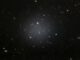 Die Zwerggalaxie NGC 1052-DF2, aufgenommen vom Weltraumteleskop Hubble. (Credits: NASA, ESA, and P. van Dokkum (Yale University))