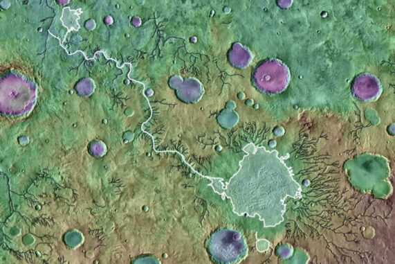 Krater und Flusstäler auf der Marsoberfläche. Ein ausgelaufener Kratersee und das damit verbundene Tal sind weiß umrandet. (Credit: NASA / GSFC / JPL ASU)