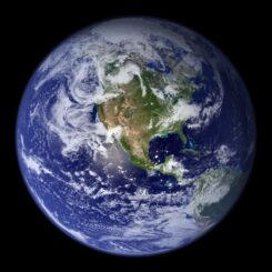 Die Erde, basierend auf Satellitenbeobachtungen. (Credits: NASA Goddard Space Flight Center / Image by Reto Stöckl)