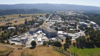 Luftaufnahme des SLAC National Laboratory, wo die Theorie in einem nächsten Schritt experimentell überprüft werden wird. (Credits: Andy Freeberg & Matt Beardsley / SLAC National Accelerator Laboratory)