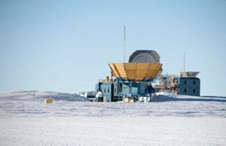 Das Keck Array (links) und BICEP2 (rechts) in der Amundsen-Scott-Station am Südpol. (Credits: Wikipedia / Christopher Michel / CC BY SA 2.0)