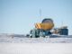 Das Keck Array (links) und BICEP2 (rechts) in der Amundsen-Scott-Station am Südpol. (Credits: Wikipedia / Christopher Michel / CC BY SA 2.0)