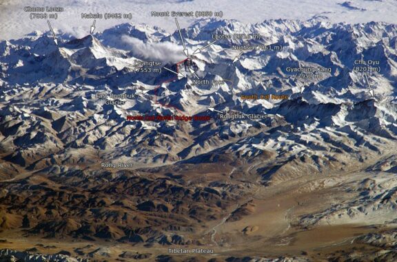 Das Himalaya-Massiv mit dem Mount Everest, aufgenommen von Bord der Internationalen Raumstation ISS. (Credits: NASA, Janderk Jan Derk)