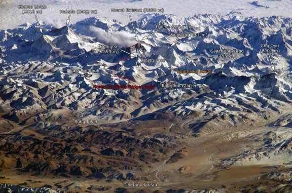 Das Himalaya-Massiv mit dem Mount Everest, aufgenommen von Bord der Internationalen Raumstation ISS. (Credits: NASA, Janderk Jan Derk) Das Himalaya-Massiv mit dem Mount Everest, aufgenommen von Bord der Internationalen Raumstation ISS. (Credits: NASA, Janderk Jan Derk)