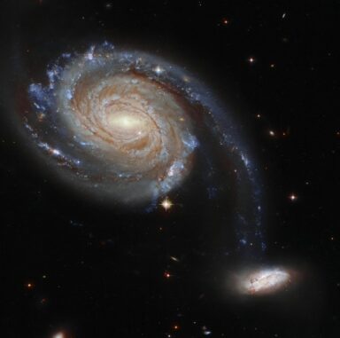 Hubble-Aufnahme des Galaxienpaars Arp 86. (Credits: ESA / Hubble and NASA, Dark Energy Survey, J. Dalcanton) Hubble-Aufnahme des Galaxienpaars Arp 86. (Credits: ESA / Hubble and NASA, Dark Energy Survey, J. Dalcanton)