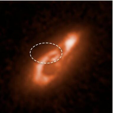 Ein digital bearbeitetes Hubble-Bild einer Galaxie, in der ein schneller Radioblitz beobachtet wurde. Die ovale Region markiert das Ursprungsgebiet des Radioblitzes. (Credits: SCIENCE: NASA, ESA, Alexandra Mannings-UC Santa Cruz; Wen-fai Fong- Northwestern; IMAGE PROCESSING: Alyssa Pagan-STScI)