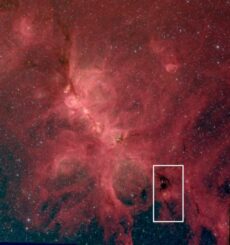 IRAC-Infrarotbild des großen Sternentstehungskomplexes NGC 6334 mit der Dunkelwolke NGC 6334S (weiße Markierung). (Credits: Willis et al., 2013)