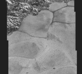 Ein Ausschnitt von Sputnik Planitia, aufgenommen von der Raumsonde New Horizons. (Credits: NASA / JHUAPL / SwRI)