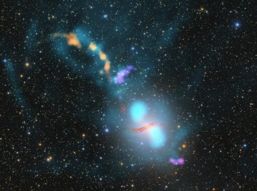 Kompositbild der Radiogalaxie Centaurus A. Radioplasma ist blau dargestellt und scheint mit kaltem neutralen Wasserstoff (violett) und heißem Gas zu interagieren, das im Röntgenbereich leuchtet (orange). (Credit: Connor Matherne, Louisiana State University (Optical / Halpha), Kraft et al. (X-ray), Struve et al. (HI), Ben McKinley, ICRAR / Curtin. (Radio))