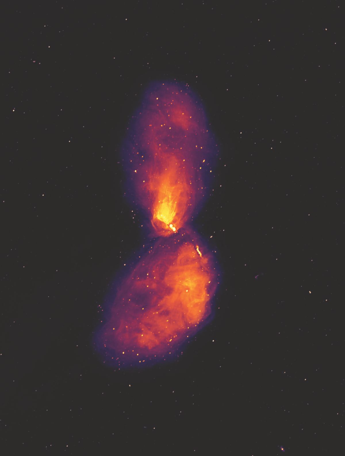 Centaurus A ist eine elliptische Riesengalaxie, die rund zwölf Millionen Lichtjahre entfernt ist. Das Bild zeigt die Radioemissionen der Galaxie und zeigt ausgedehnte Plasmastrukturen, die sich weit jenseits der sichtbaren Galaxie erstrecken. (Credit: Ben McKinley, ICRAR / Curtin and Connor Matherne, Louisiana State University)