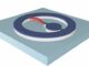 Schematischer Aufbau des Displacemon, bestehend aus einem mechanischen Resonator (rot), der mit einem supraleitenden Qubit (blau) verbunden ist. (Credits: Edward Laird)
