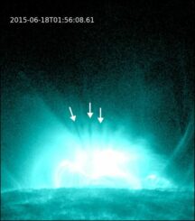 Abwärtsströmungen in einer Sonneneruption. (Credits: NASA / SDO)