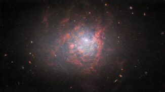 Hubble-Aufnahme der Zwerggalaxie NGC 1705. (Credits: ESA / Hubble & NASA, R. Chandar)