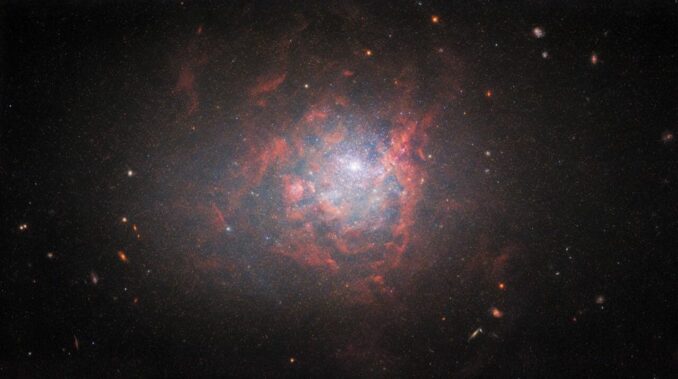 Hubble-Aufnahme der Zwerggalaxie NGC 1705. (Credits: ESA / Hubble & NASA, R. Chandar)