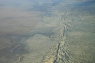 Luftbild eines Teils der San-Andreas-Verwerfung bei Carrizo Plain (Kalifornien). (Credits: Wikimedia / User: Ikluft (Ian Kluft) / CC BY SA 4.0)