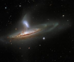 Hubble-Aufnahme des interagierenden Galaxienpaares Arp 282. (Credits: ESA / Hubble & NASA, J. Dalcanton, Dark Energy Survey, DOE, FNAL / DECam, CTIO / NOIRLab / NSF / AURA, SDSS; Acknowledgement: J. Schmidt)