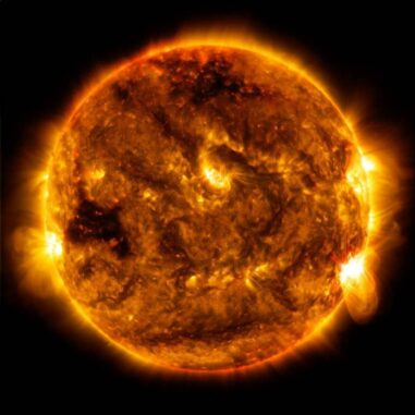 Eine mittelstarke Sonneneruption am 1. Oktober 2015, aufgenommen vom Solar Dynamics Observatory der NASA. (Credits: NASA / SDO) Eine mittelstarke Sonneneruption am 1. Oktober 2015, aufgenommen vom Solar Dynamics Observatory der NASA. (Credits: NASA / SDO)