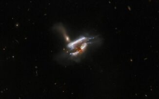 Hubble-Aufnahme der galaktischen Verschmelzung namens IC 2431. (Credits: ESA / Hubble & NASA, W. Keel, Dark Energy Survey, DOE, FNAL, DECam, CTIO, NOIRLab / NSF / AURA, SDSS; Acknowledgement: J. Schmidt)