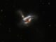 Hubble-Aufnahme der galaktischen Verschmelzung namens IC 2431. (Credits: ESA / Hubble & NASA, W. Keel, Dark Energy Survey, DOE, FNAL, DECam, CTIO, NOIRLab / NSF / AURA, SDSS; Acknowledgement: J. Schmidt)