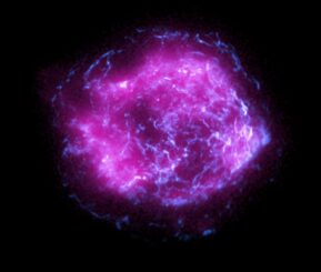 Der Supernova-Überrest Cassiopeia A, basierend auf Daten des Imaging X-ray Polarimetry Explorer (Magenta) und des Weltraumteleskops Chandra (Blau). (Credits: NASA / CXC / SAO / IXPE)
