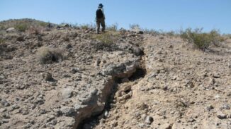 Ein Geologe des U.S. Geological Survey untersucht Gestein am südlichen Ende des Oberflächenbruchs des Ridgecrest-Erdbebens vom 5. Juli 2019 (Credits: Image by Sue Hough, USGS)