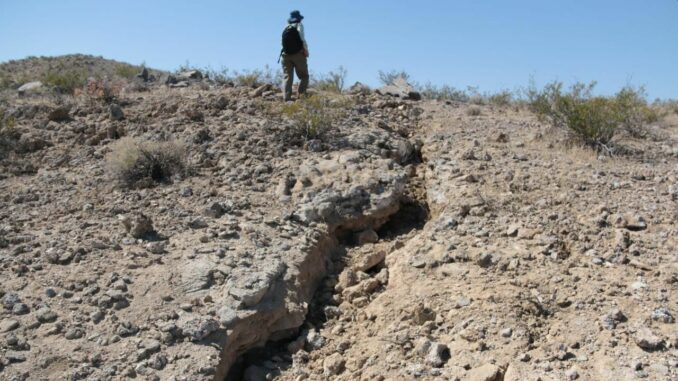 Ein Geologe des U.S. Geological Survey untersucht Gestein am südlichen Ende des Oberflächenbruchs des Ridgecrest-Erdbebens vom 5. Juli 2019 (Credits: Image by Sue Hough, USGS) Ein Geologe des U.S. Geological Survey untersucht Gestein am südlichen Ende des Oberflächenbruchs des Ridgecrest-Erdbebens vom 5. Juli 2019 (Credits: Image by Sue Hough, USGS)