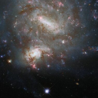 Hubble-Aufnahme der Galaxien NGC 4496A und 4496B. (Credits: ESA / Hubble & NASA, T. Boeker, B. Holwerda, Dark Energy Survey, DOE, FNAL / DECam, CTIO / NOIRLab / NSF / AURA, SDSS; Acknowledgement: R. Colombari)